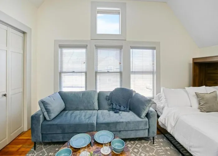 Victorian Cozy Retreat Steps To Cleveland Clinic