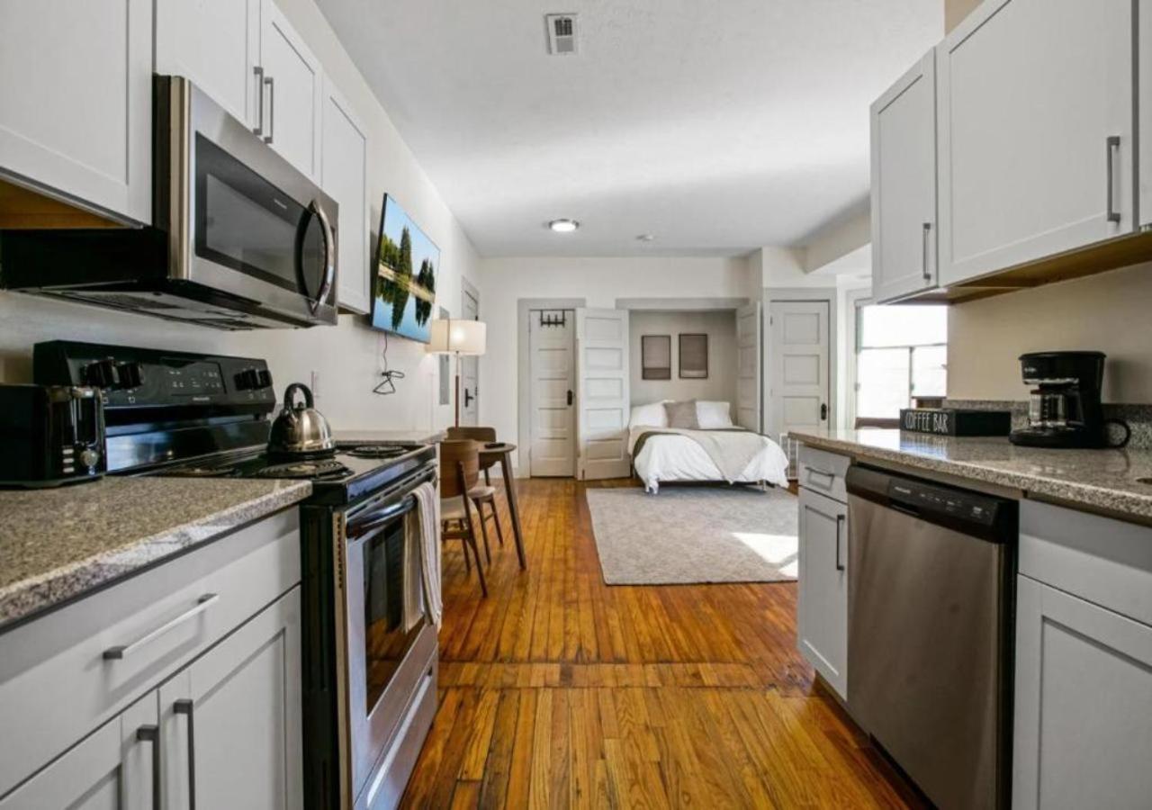 Victorian Cozy Retreat Steps To Clinic Hébergement de vacances *
